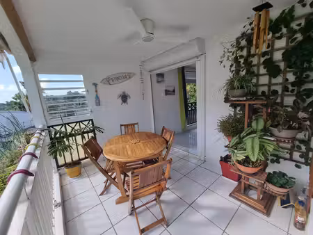 appartement t4 au bourg de petit bourg