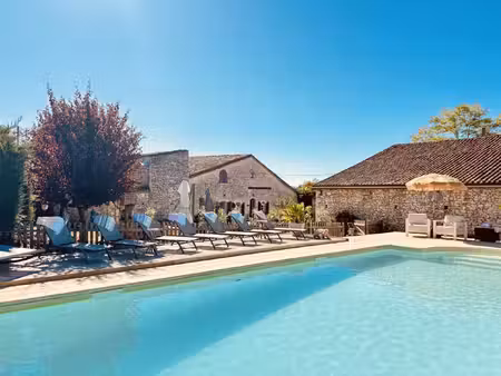 maison en pierre de cinq chambres avec piscine et superbe grange de 153 m²  proche de sain