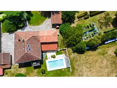 propriété 10 pièces de 400m2 avec 2 logements indépendants  piscine et dépendances