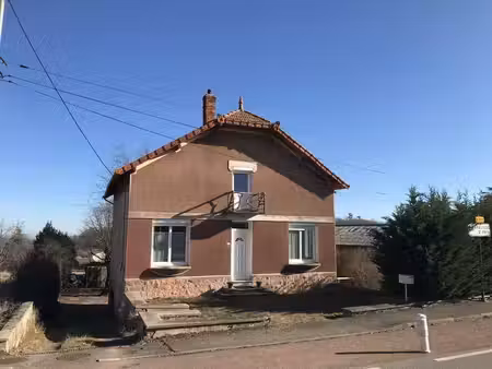 maison individuelle 118m2  avec garage et 2360m2 de terrain  située à 10' de lapalisse ...
