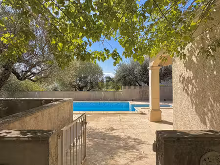maison située dans un cadre calme et verdoyant avec piscine