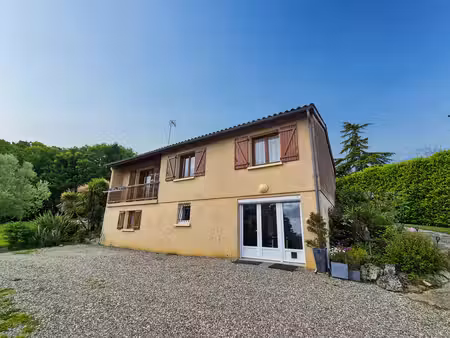 maison t6 de 172m2 avec piscine et garage sur terrain de 2 8 hectares - auch 5 minutes