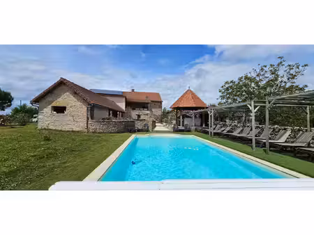 ensemble immobilier en pierre avec gîte  maison principale  roulottes et piscine près de..