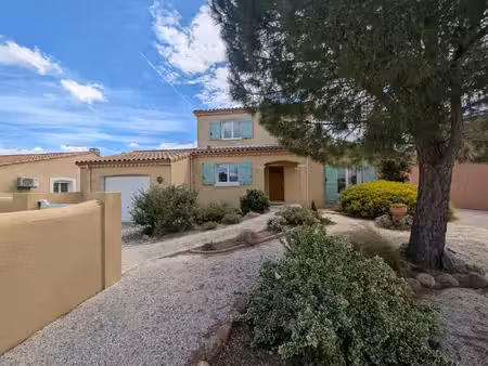 villa 4 chambres avec piscine et garage dans un quartier calme