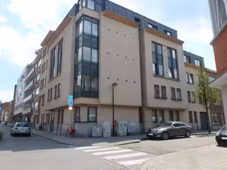 deels gemeubelde studio