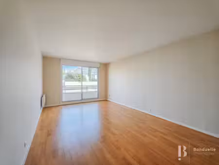 issy les moulineaux - a louer vide 3 pieces de 70 13 m² avec parking - cave - balcon