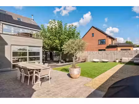 instapklare en hoog afgewerkte hob met zuid gerichte tuin