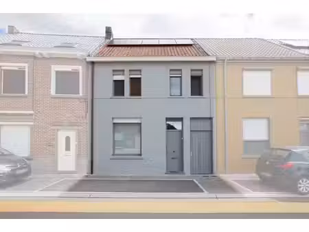 maison prête à emménager avec un jardin bien entretenu à kru