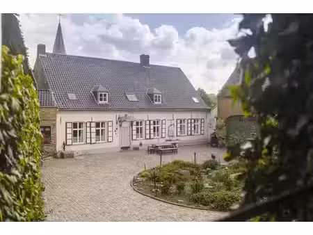 ferme carrée authentique et charmante à vendre à brakel.