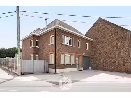 verzorgde woning met prachtig verzicht in ressegem