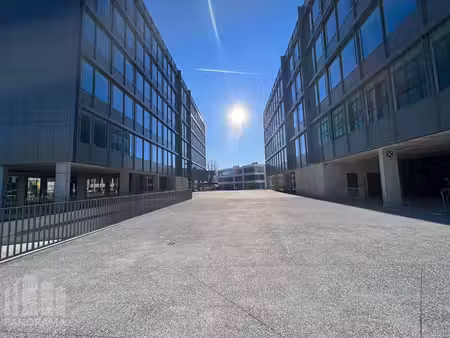 2.000 m² duurzame kantoren aan the loop op amper 2 km van...