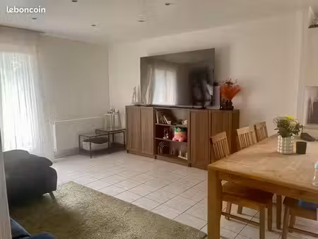 a voir très beau f4 avec balcon  cave et garage et parking dans résidence récente