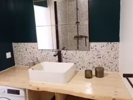 studio meublé 20 m² – 560 tout compris – parking + terrasse – à l’année