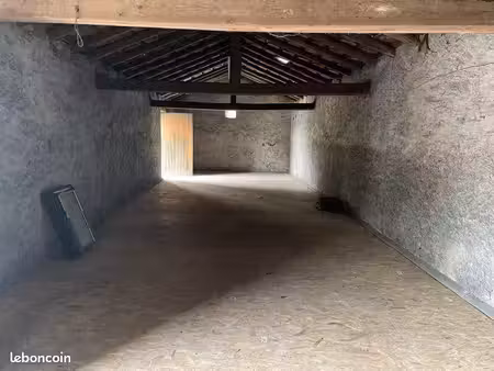 garage avec grande pièce de stockage