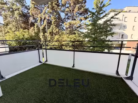 appartement de 45 m² avec balcon et parking.