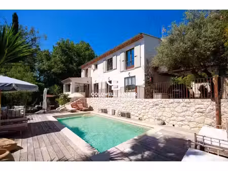 villa avec piscine dans un cadre verdoyant — saint-paul-de-vence