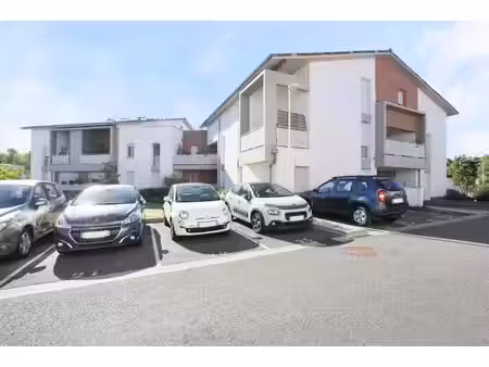 t3 duplex climatisé avec terrasse & 2 stationnements