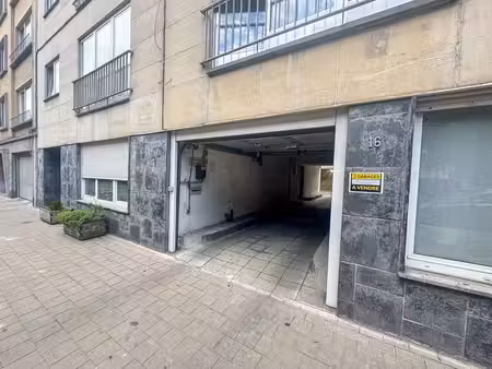 box de garage fermé à deux pas de simonis (koekelberg)
