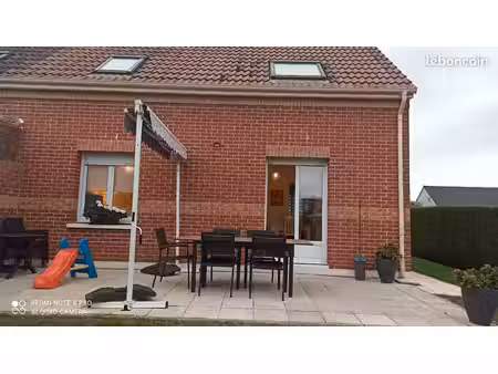 maison semi-individuelle avec jardin et garage