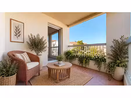 appartement t2 de 70m² avec balcon et garage - rue du bourbonna