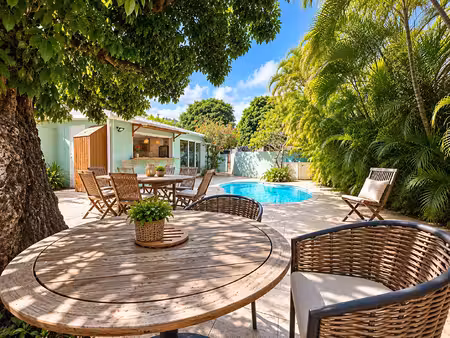 villa t5 avec piscine et dépendance saint gilles: tout a pieds!