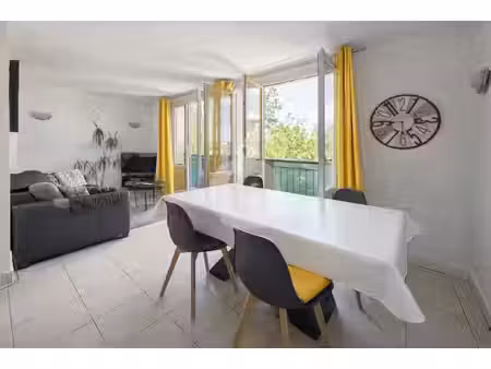 t3 dernier etage place de molenes sur cour