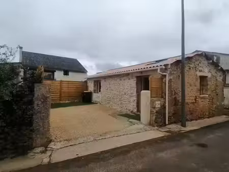 location maison 1 pièce 26 m² à roches-prémarie-andillé (86340)  460 €