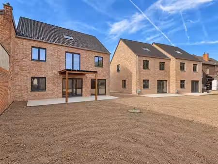 neuf - rue sans issue - rez avec jardin - gare a 10' a pied