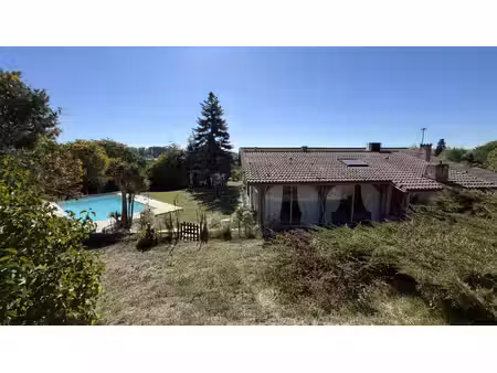 maison de plain-pied avec piscine et environ 2 hectares