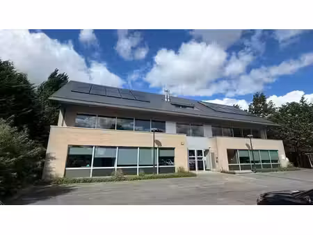 bureau prêt à l'emploi à louer sur un emplacement visible l