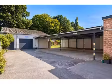 garage + 4 emplacements de parking couverts site sécurisé