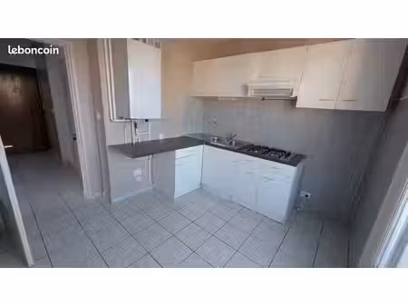joli appartement entièrement rénové dans quartier calme et fonctionnel