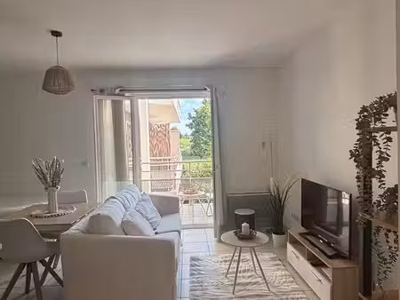 à louer studio meublé : 1er novembre