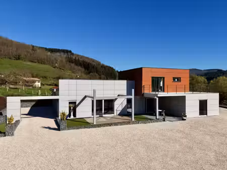 villa de luxe à vendre à chambost-allières