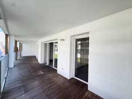 appartement t4 de 80 m2 avec un balcon de 30 m2 et 2 parking