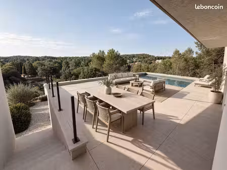 villa d'architecte vue panoramique et piscine suspendue  en résidence sécurisée