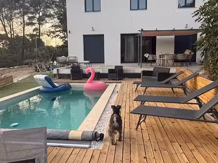villa récente avec piscine