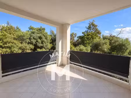 t3 avec terrasse à 2 min à pied de la mer