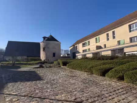 appartement de 2 pièces avec jardin et parking sécurisé.
