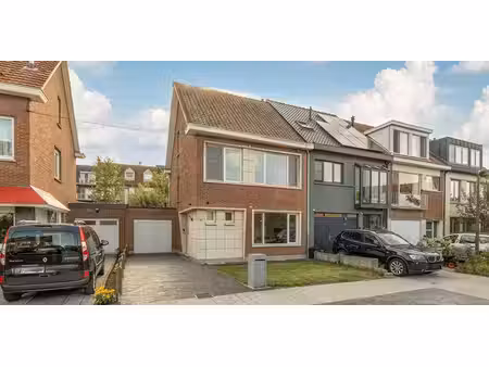 prachtig gerenoveerde halfopen bebouwing met tuin en garage