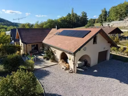 maison de 162m2 implantée sur une parcelle de 1677m2 avec un vaste sous-sol
