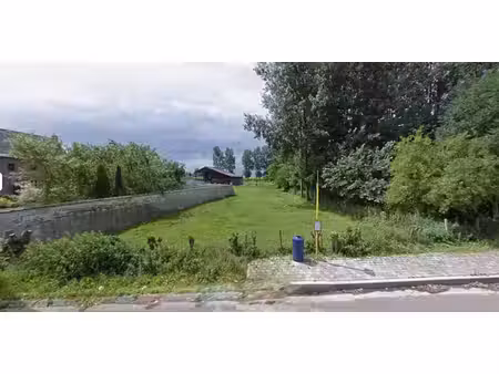 beau terrain de 12 ares à bâtir situé au calme!