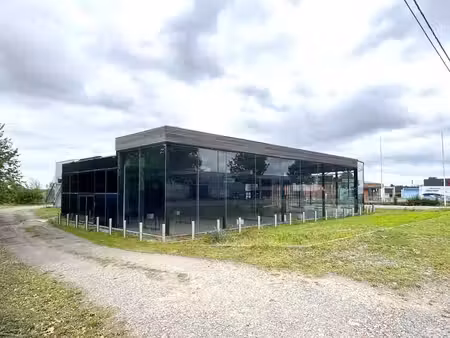 bâtiment commercial de +/- 1.000 m² à l'entrée de hannut
