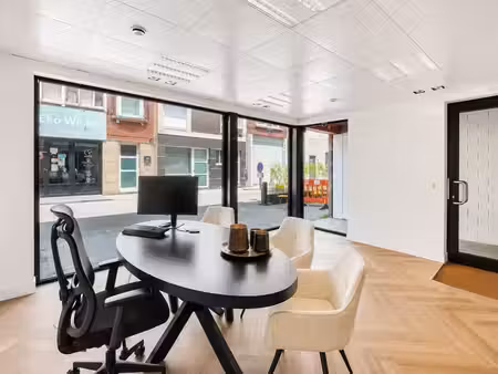 local commercial prêt à l'emploi d'environ 70 m² dans un emp