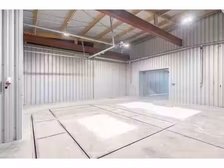 vaste entrepôt de ± 157m² (lot 4)