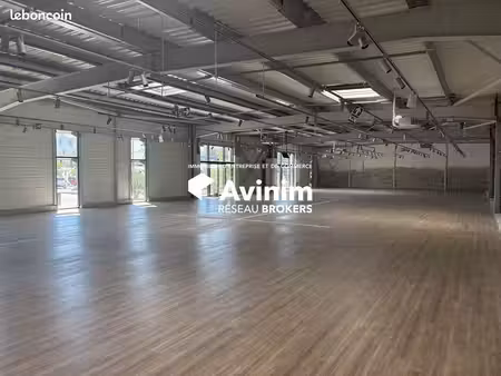 local 921 m² saint-mitre-les-remparts