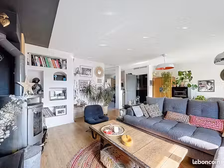 bel appartement 122m2 dans corps de ferme avec dépendances et stationnements