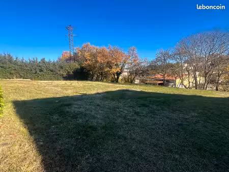 terrain 700 m² rousson