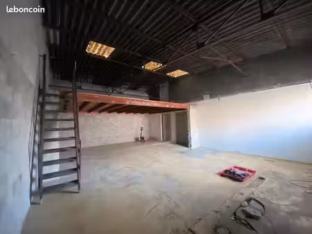 a louer hangar / local d'activité 100m2 au sol avec mezzanine 800/mois