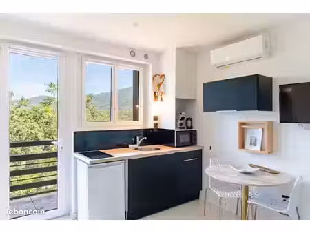 studio moderne avec balcon